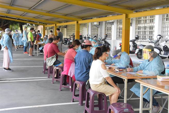 彰化莫德纳疫苗开打后大幅提升施打率，迅速被打光光。但也陆续传出有长者打完疫苗后死亡案例。今天是公费疫苗预约平臺第二轮预约开打的第二天，彰化县接种站施打情况十分踊跃。（谢琼云摄）