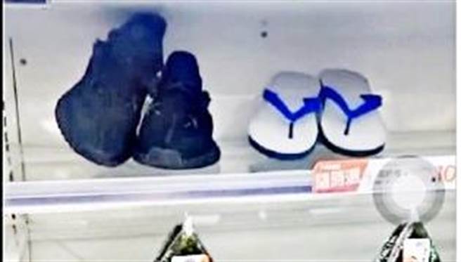 詹姓、龙姓男子去（2020）年3月伙同2少年到中坜某小七，把脚上拖鞋放置鲜食柜上并拍照上传，店家因此怒提告。（图／FB_靠北7-11）