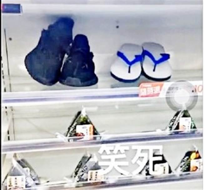 詹姓、龙姓男子去（2020）年3月伙同2少年到中坜某小七，把脚上拖鞋放置鲜食柜上并拍照上传，店家因此怒提告。（图／FB_靠北7-11）