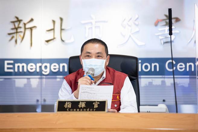 新北市今（17日）公布新增5例本土案例，市长侯友宜主持防疫会议。（新闻局提供）