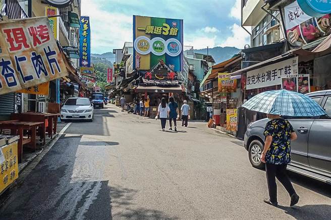 微解封第一个周末假期，内湾老街游客稀稀落落。（罗浚滨摄）