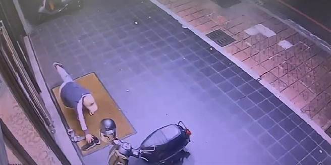 警方调阅路口监视器，已掌握一名行迹可疑男子，警方将全力查缉嫌犯到案。(警方提供／林雅惠高雄传真)