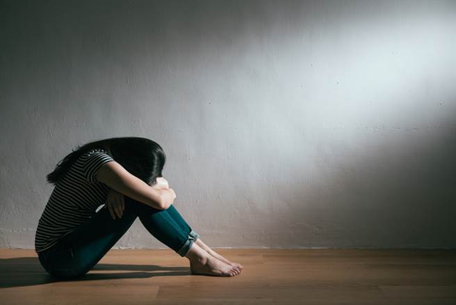 白羊座、处女座、射手座、水瓶座感情之路很悲情，付出最多却总是被辜负。（示意图／shutterstock）