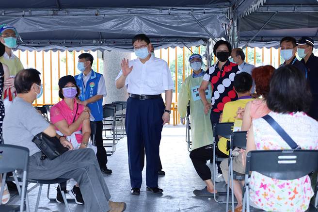 新竹縣17日維持0確診，縣長楊文科（中）關心 民眾接種情形，指第7類教育人員22日在四大接種站開打。（新竹縣政府提供／羅浚濱新竹傳真）