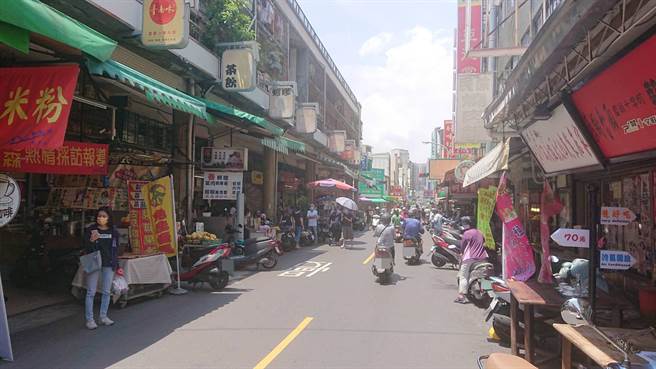 国华街永乐市场有许多知名小吃店，17日上午出现不少游客。（程炳璋摄）