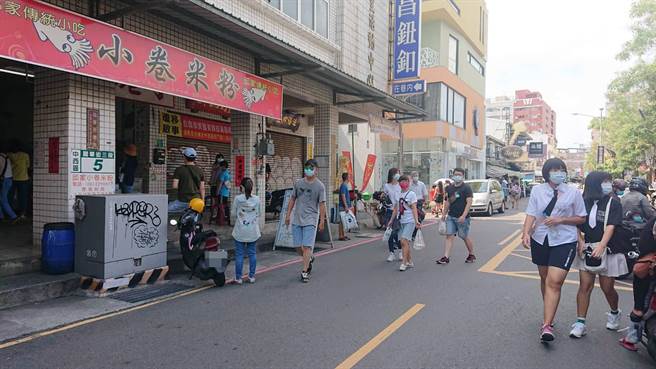 国华正兴商圈17日出现年轻的观光客。（程炳璋摄）