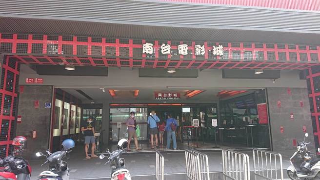 友爱街电影院外出现观影民眾。（程炳璋摄）