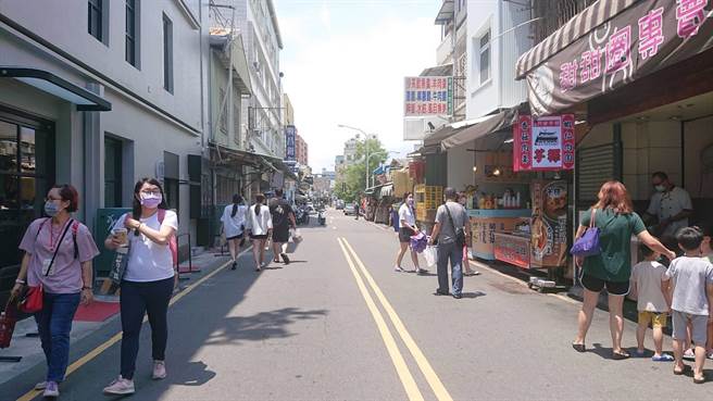 国华街上17日出现不少逛街民眾。（程炳璋摄）