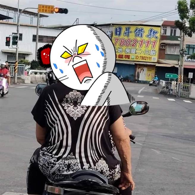 有网友在路上目击一位阿嬷带着破洞的安全帽，甚至头髮还整齐的自帽上的大洞窜出。（翻摄脸书《路上观察学院》）