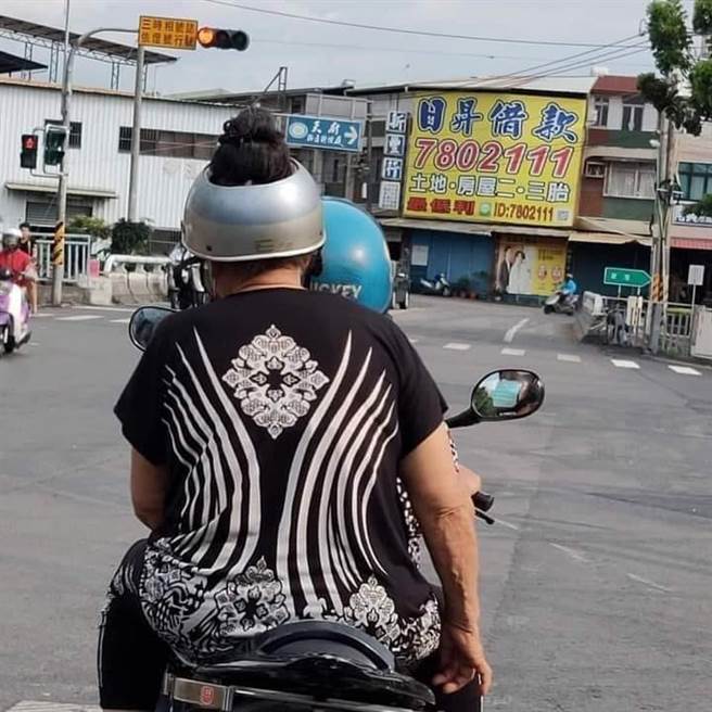 阿嬷的安全帽顶被划出了大洞，原来是为了让髮髻不被弄乱，但恐须面临道交法规的裁罚。（翻摄脸书社团《路上观察学院》）