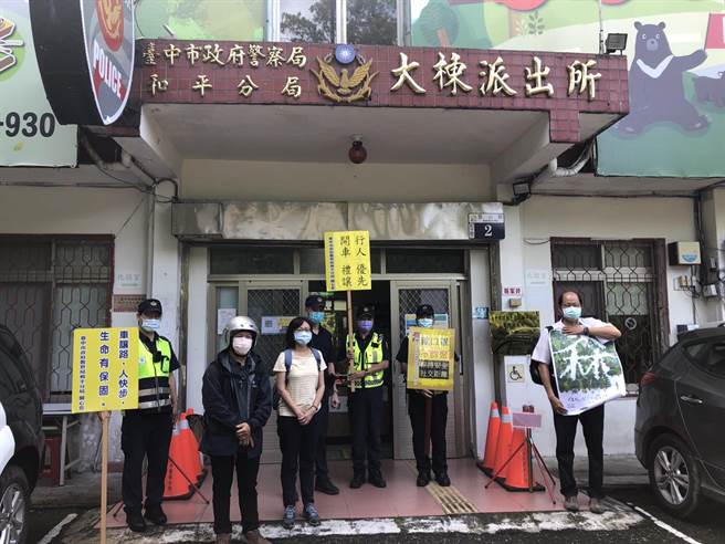 和平警分局会同东势林区管理处加强大雪山沿线交通疏导、取缔及宣导防疫。（和平警分局提供／陈淑娥台中传真）
