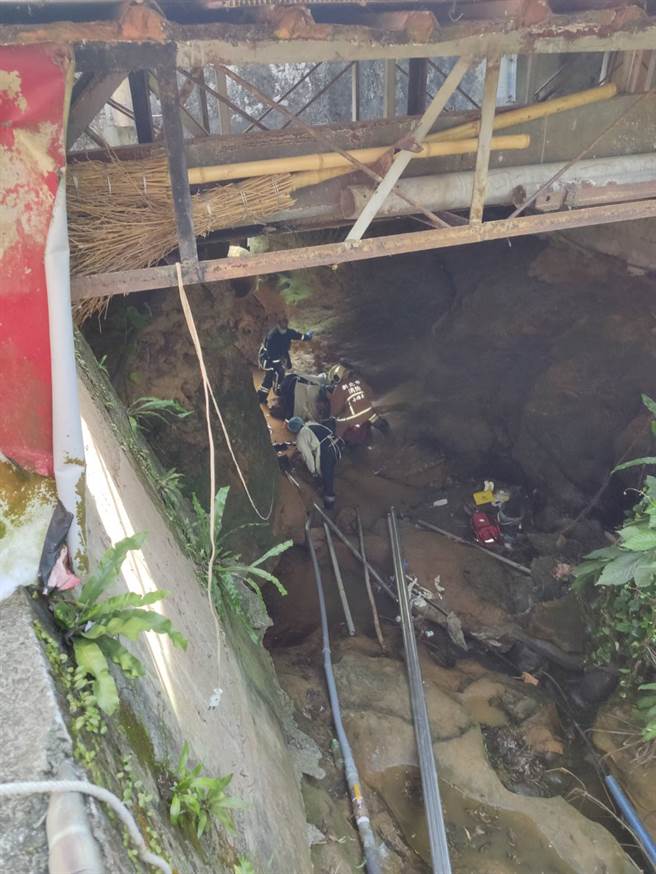 消防人員正在涵洞中搶救工人。(圖／葉書宏翻攝)