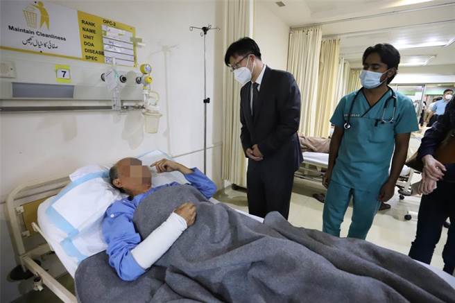 中国赴巴基斯坦跨部门联合工作组组长、外交部涉外安全司副司长吴伟（左二）16日下午同中国驻巴基斯坦大使农融一同赶赴巴首都附近的陆军医院，看望和慰问在达苏恐怖袭击事件中受伤的中方人员。（新华社）