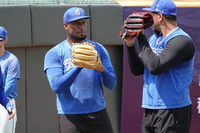 富邦悍将洋投优玛（左）。（中职提供）