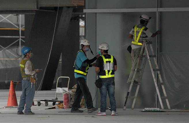 北市一对夫妻在车上脱下口罩饮水遭警察开罚，引起舆论譁然，就有户外工作者感嘆，户外强制戴口罩的法令配套措施不够完善。图为台北艺术中心工地，摄于2021年6月22日。（示意图，中时资料照／张铠乙摄）
