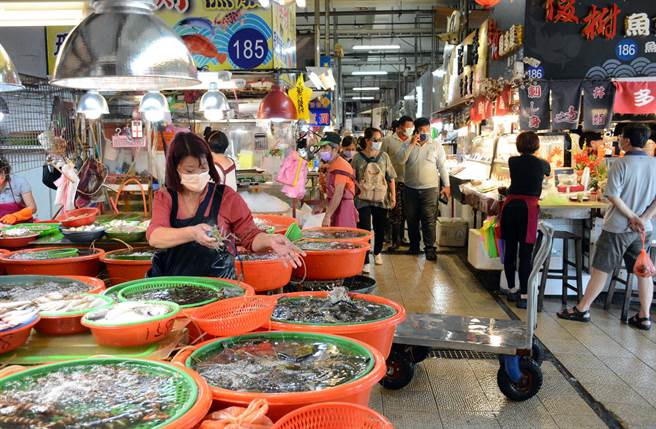 迎接微解封首周末，屏东东港华侨市场人潮比过去多3成。（林和生摄）