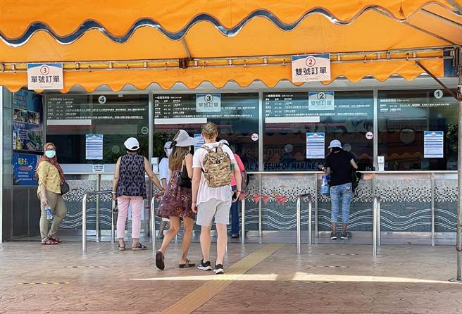 恒春半岛海滩持续封闭，影响民眾南下旅游意愿，海生馆买票入场游客寥寥可数。（林和生摄）