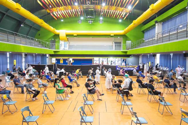 预约接种16日开始至今，桃园各地接种站预约相当踊跃，大部分预约率均达8、9成以上，但大园国际高中接种站却意外的低仅约6成的预约率。（桃园新闻处提供／萧灵玺桃园传真）