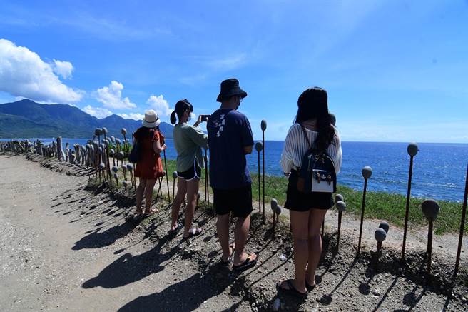三级警戒微解封的首日例假，台东加路兰游憩区只有零星的游客 。（庄哲权摄）  