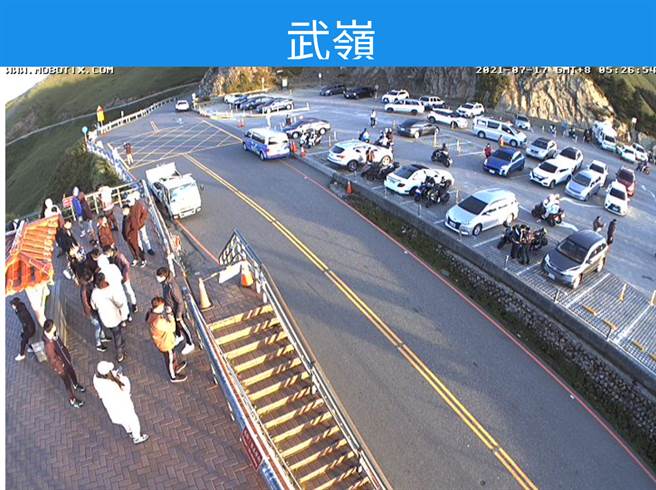 有民眾今天一早到合欢山，发现一早就出现车潮，接近中午时间，武岭停车场更是客满。(摘自合欢山赏雪机动团)