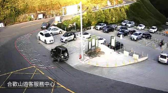 网友爆料，很多人凌晨1点就驱车往合欢山上衝。(摘自合欢山赏雪机动团)