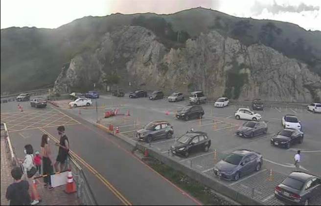 下午5时武岭停车场内约莫20多辆汽车，皆遵守梅花座停放。(翻摄合欢山武岭亭即时影像)