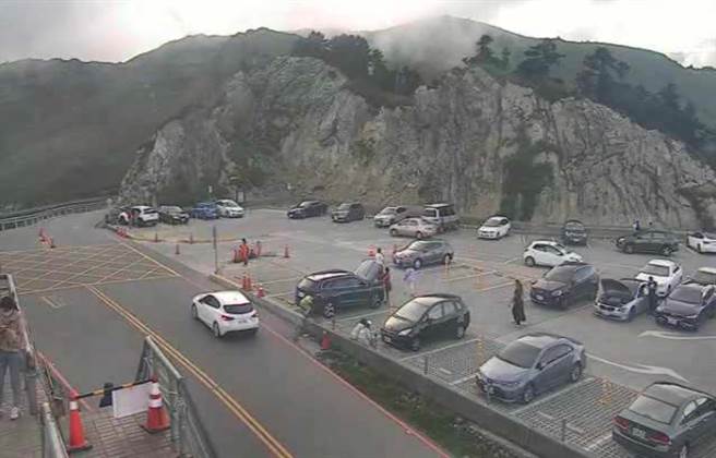 下午6时武岭停车场车流有稍微变多。(翻摄合欢山武岭亭即时影像)