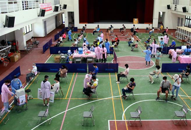 台东县高中职以下教职员，今天施打疫苗。（台东县政府提供／庄哲权台东传真）