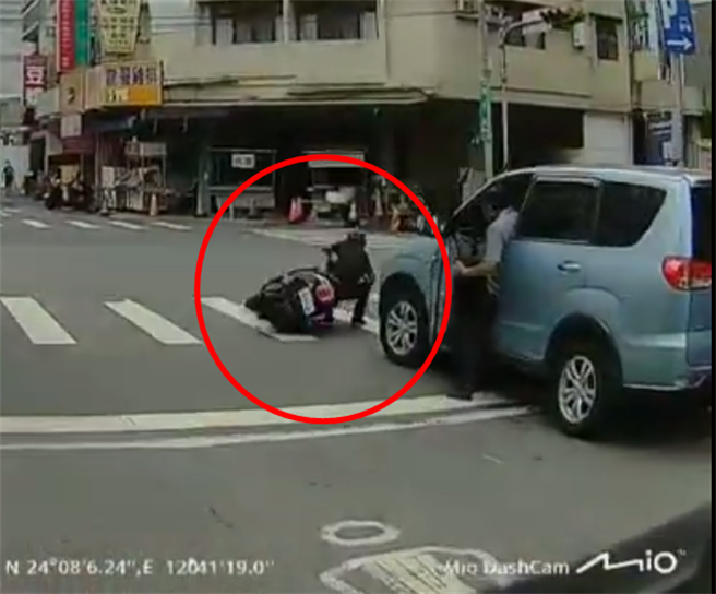 台中市又出现碰瓷党，红圈处的机车骑士先伸手触摸了汽车的门，下一秒随即分段式自摔在车前，犯案过程全被一旁的汽车行车纪录器拍下。（民眾提供）