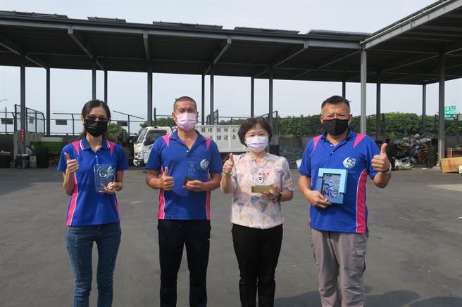彰化埤头乡清洁队第四度拿下环保署资源回收工作绩效复核全国优等殊荣，却因疫情取消颁奖，埤头乡长杜懿彩（右2）捧着今年最新的得奖奖座，感谢清洁队长谢左民（右）率领清洁队无私为乡民服务奉献。（谢琼云摄）