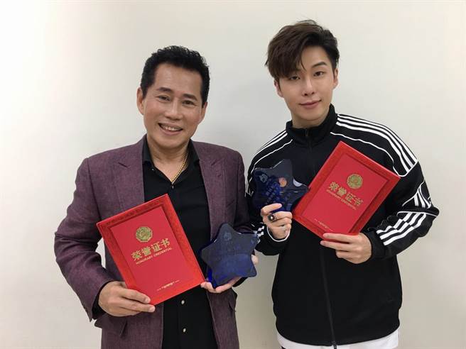 李东轩（右）和爸爸康雷相处犹如兄弟般。（邦寧传播提供）