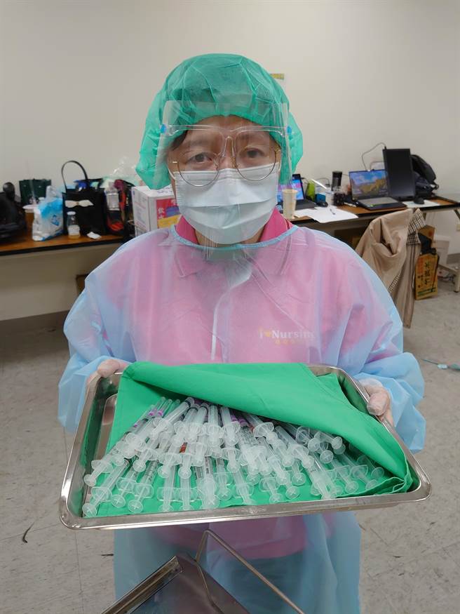 高雄医学大学附设中和纪念医院协助市府疫苗施打，16日突破10万人次。（高医提供／袁庭尧高雄传真）