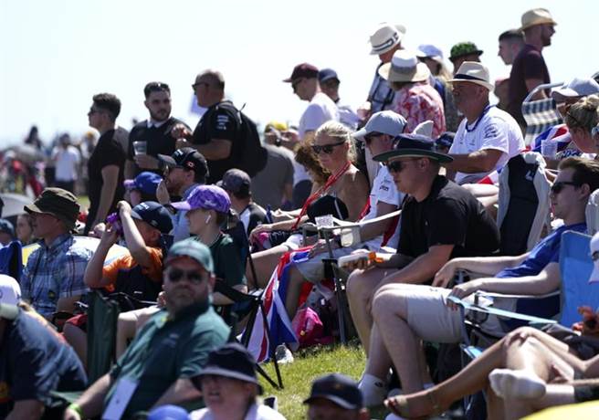 英国政府表示，由于法国持续出现Beta变异株病例，从法国返抵国门的英国居民仍须居家隔离，即便他们已完整接种疫苗。（图／美联社）