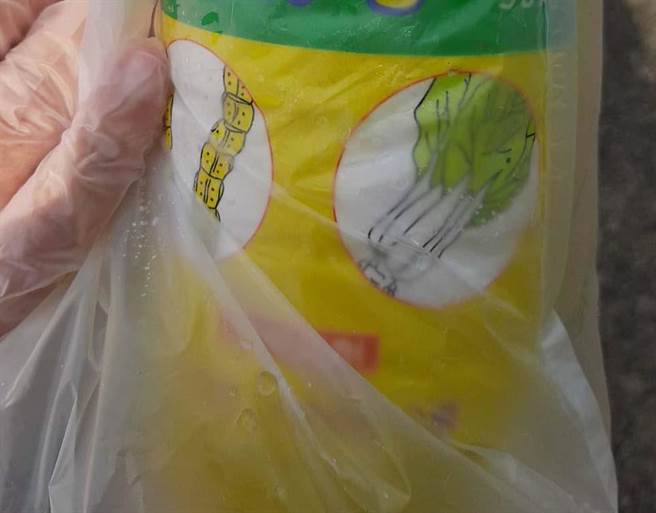 86歲唐姓老婦人17日下午被兒子發現倒臥在自家三合院門口，一旁有空的農藥瓶，當場嚇得趕快報警。(警方提供／林雅惠高雄傳真)