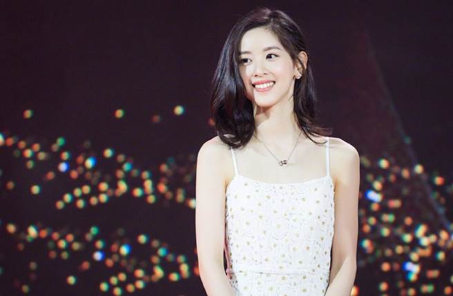 27岁的章泽天年纪轻轻，却是纵横商场的女强人。(取自章泽天微博)