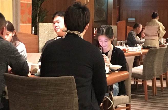 章泽天与刘强东用餐被捕获，素顏模样如少女。(取自微博)