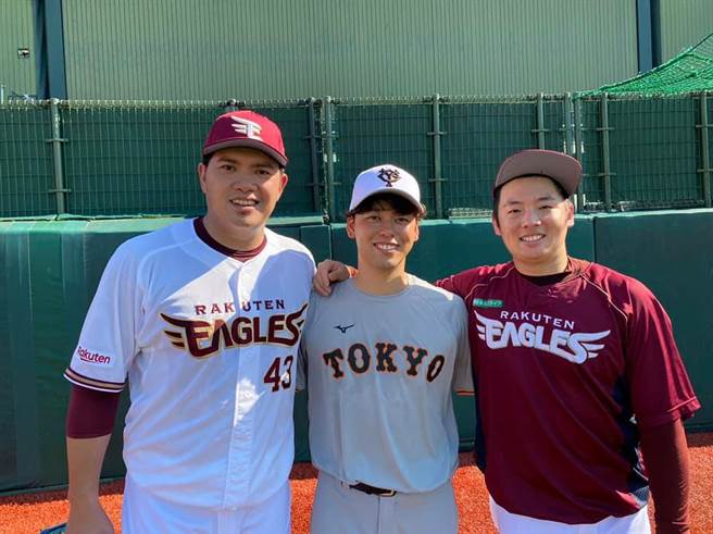 宋家豪（左）在明星赛第2战登板1局，夺下胜投。（取自宋家豪脸书粉丝团）