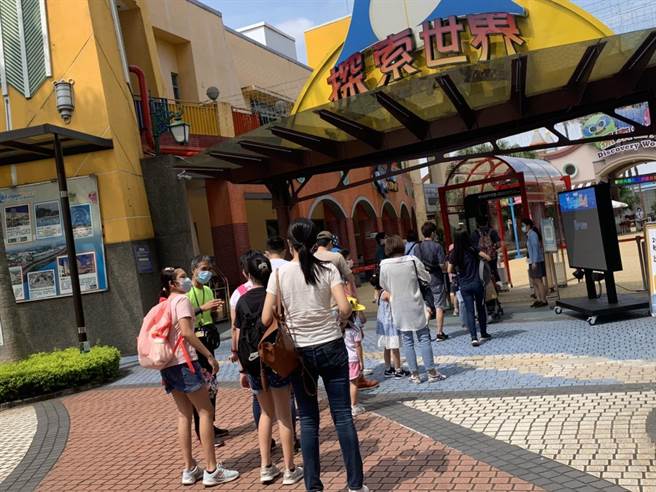 「探索世界」一早就有游客陆续入园。（丽宝乐园渡假区提供）