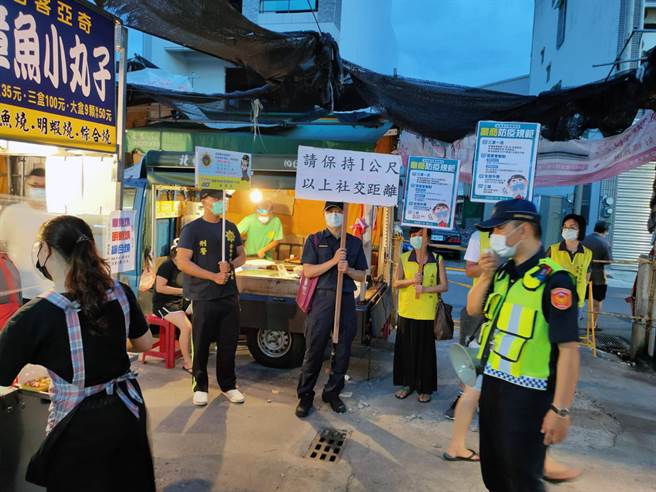 台南市南区湾里夜市恢復营业，市警六分局配合市府经发局市场处、南区区公所前往联合稽查与宣导防疫措施。（警六分局提供／洪荣志台南传真）