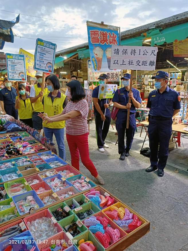 台南市警六分局长陈锦文（右）前往南区湾里夜市稽查与宣导防疫措施。（警六分局提供／洪荣志台南传真）