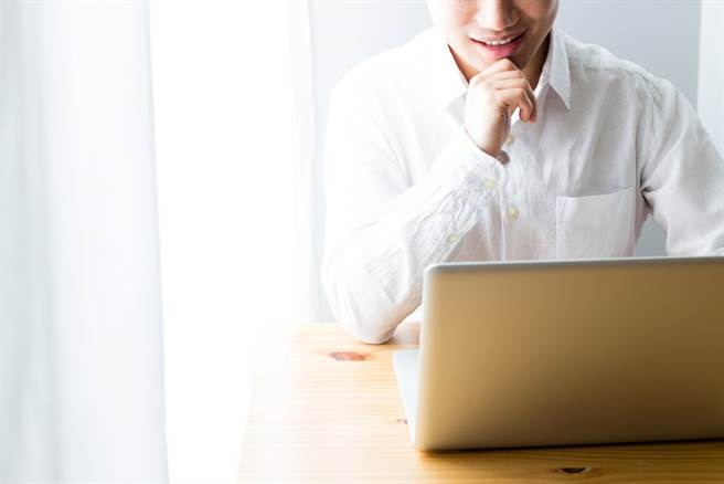 一名男子在网路上随意下载裸女的图片并上传到网站上，遭妨害风化罪判拘役30日。（示意图／Shutterstock）