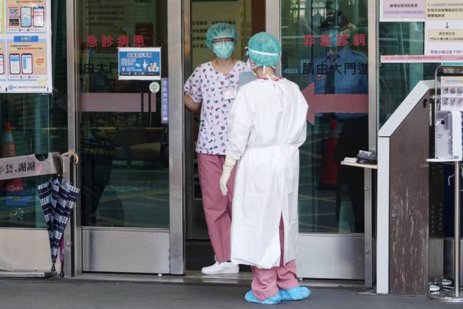 指揮中心15日發函，醫護人員、住院病人與陪病者，若完整接種2劑疫苗滿14天，可免強制採檢。(圖／資料照、黃世麒攝)