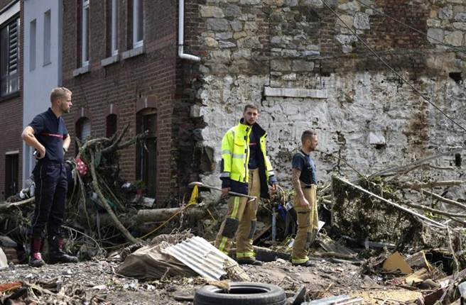 罕见大洪水已在德国与比利时累计造成157死。图为比利时消防员调查水灾造成的损失。（图／美联社）