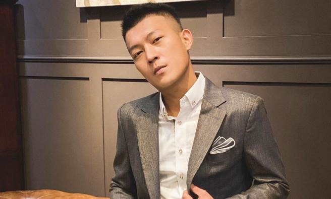 网红凤梨经常在开直播分享日常。（图/凤梨脸书）