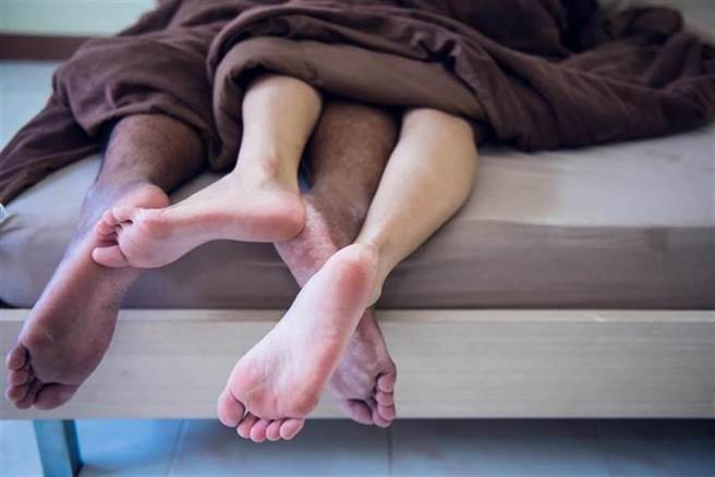 男大生透露，女友的妹妹故意不穿内衣，爬上床钻进被子里，让他尷尬不已。（示意图／达志影像）