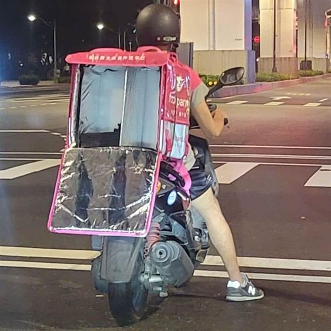 外送员的置物箱疑似忘记关，里面空空没有任何东西，网友见照笑翻：「在地」美食、餐点正在「路上」。（图／翻摄自路上观察学院脸书）