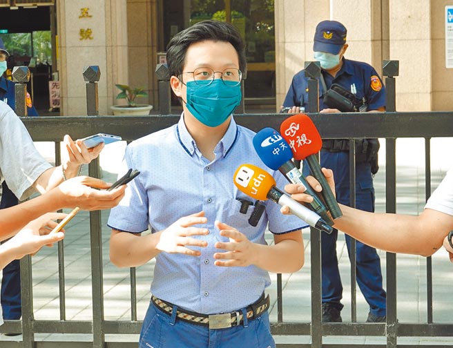 针对中选会16日宣布将立委陈柏惟罢免案投票改期延至10月23日，删Q总部发言人MAX举行记者会，质疑公投订在12月，罢免案却在10月，评判标准是什么？其中是否有政治操作？（姚志平摄）