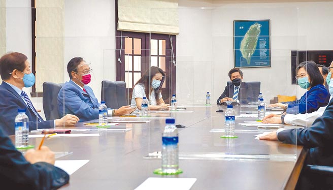 民进党籍台北市议员梁文杰在网路直播节目脱口说，是民进党找台积电出来买疫苗，打脸总统府指称台积电「主动」买疫苗说法。图为蔡英文总统（右）18日在总统府会见台积电董事长刘德音（左一）及鸿海集团创办人郭台铭（左二）。（总统府提供）