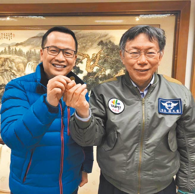 国民党北市议员罗智强（左）16日呼吁台北市长柯文哲（右），应透过双城论坛向上海復星採购足额疫苗，图为今年初柯赞助罗推动「反莱猪公车」时2人合影。（摘自罗智强脸书／张颖齐台北传真）