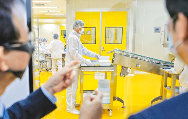 前副总统陈建仁昨天自曝他和太太14日已接到台大医院通知解盲结果，打到的是「安慰剂」，引发争议。图为高端疫苗公司过去研发画面。（总统府提供）